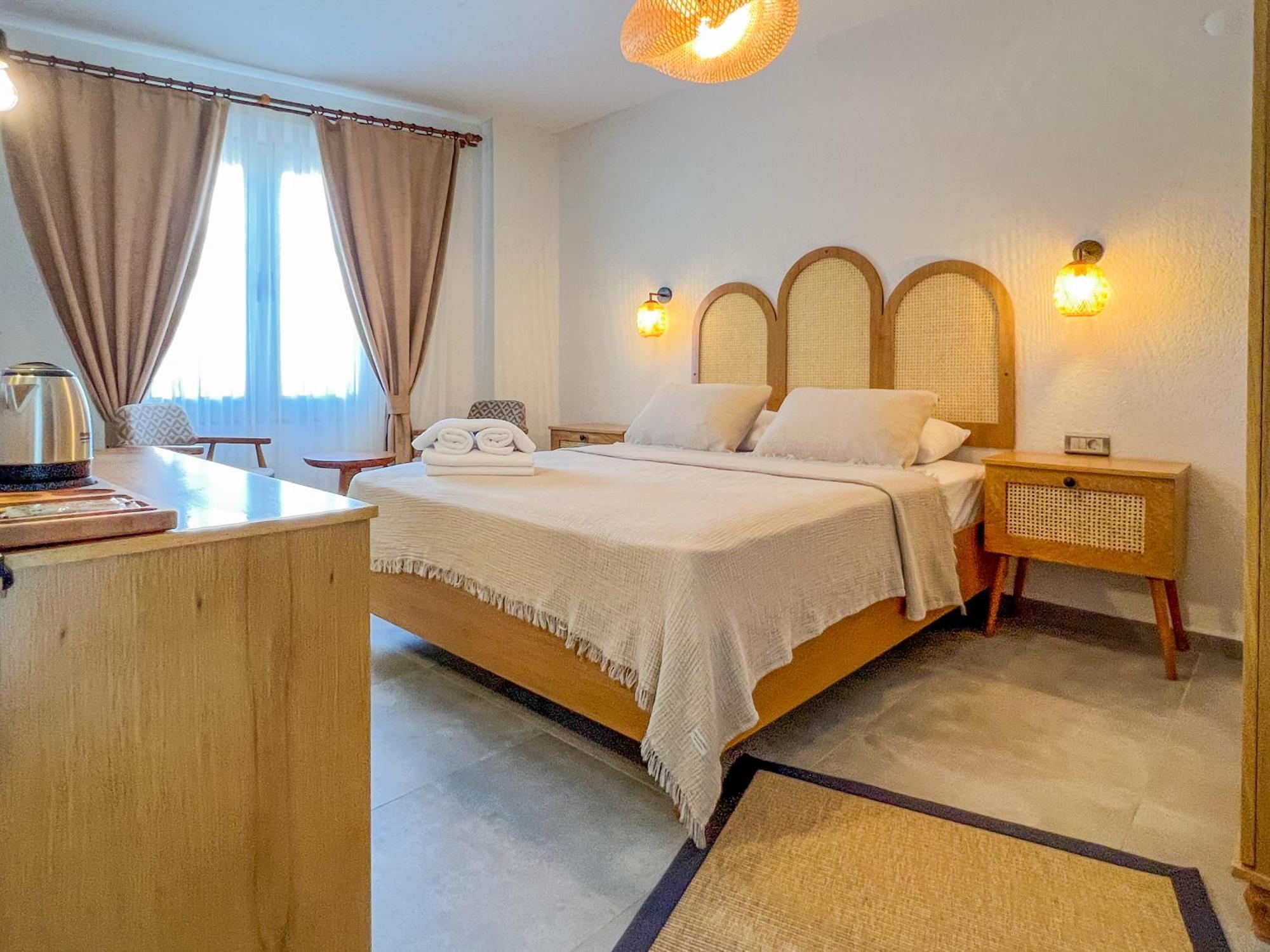 Parla Kuecuekkoey Hotel ไอวาลิค ภายนอก รูปภาพ